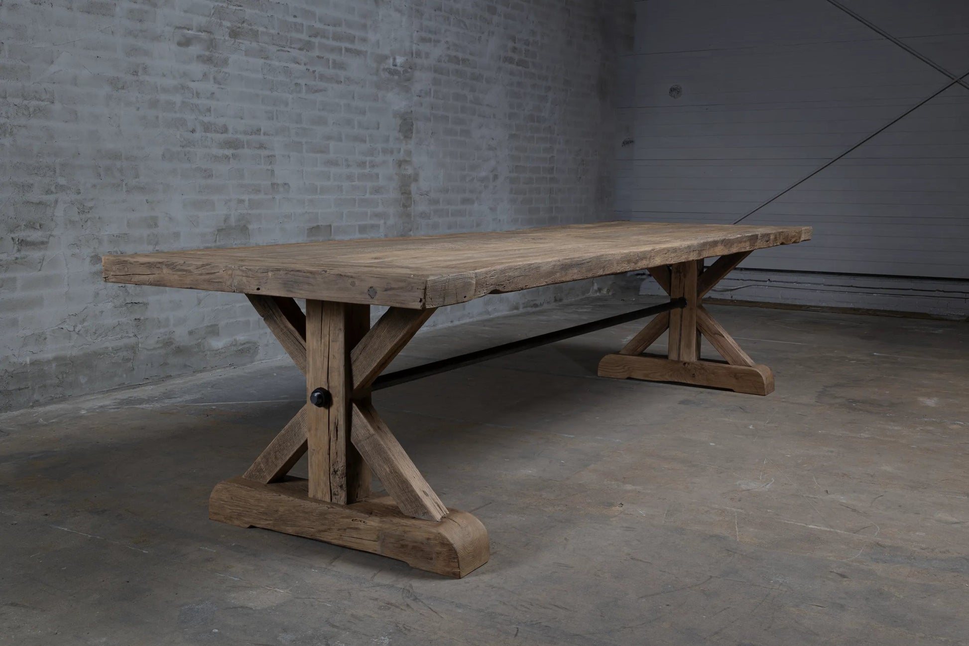 Piétement en étoile sculpté en bois massif – design artisanal Follos Design