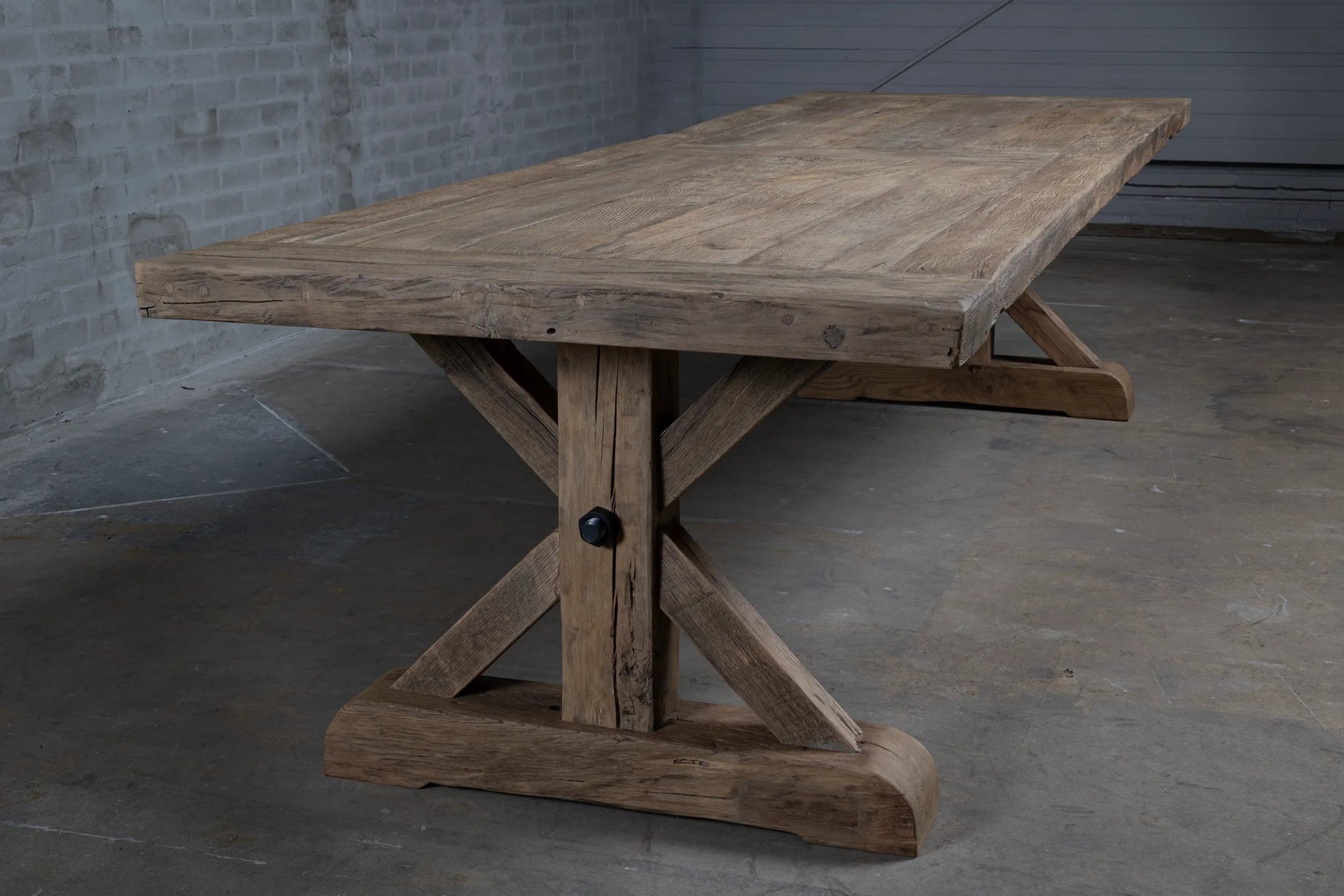 Version sur mesure de la Table Étoile, finition vernis mat naturel
