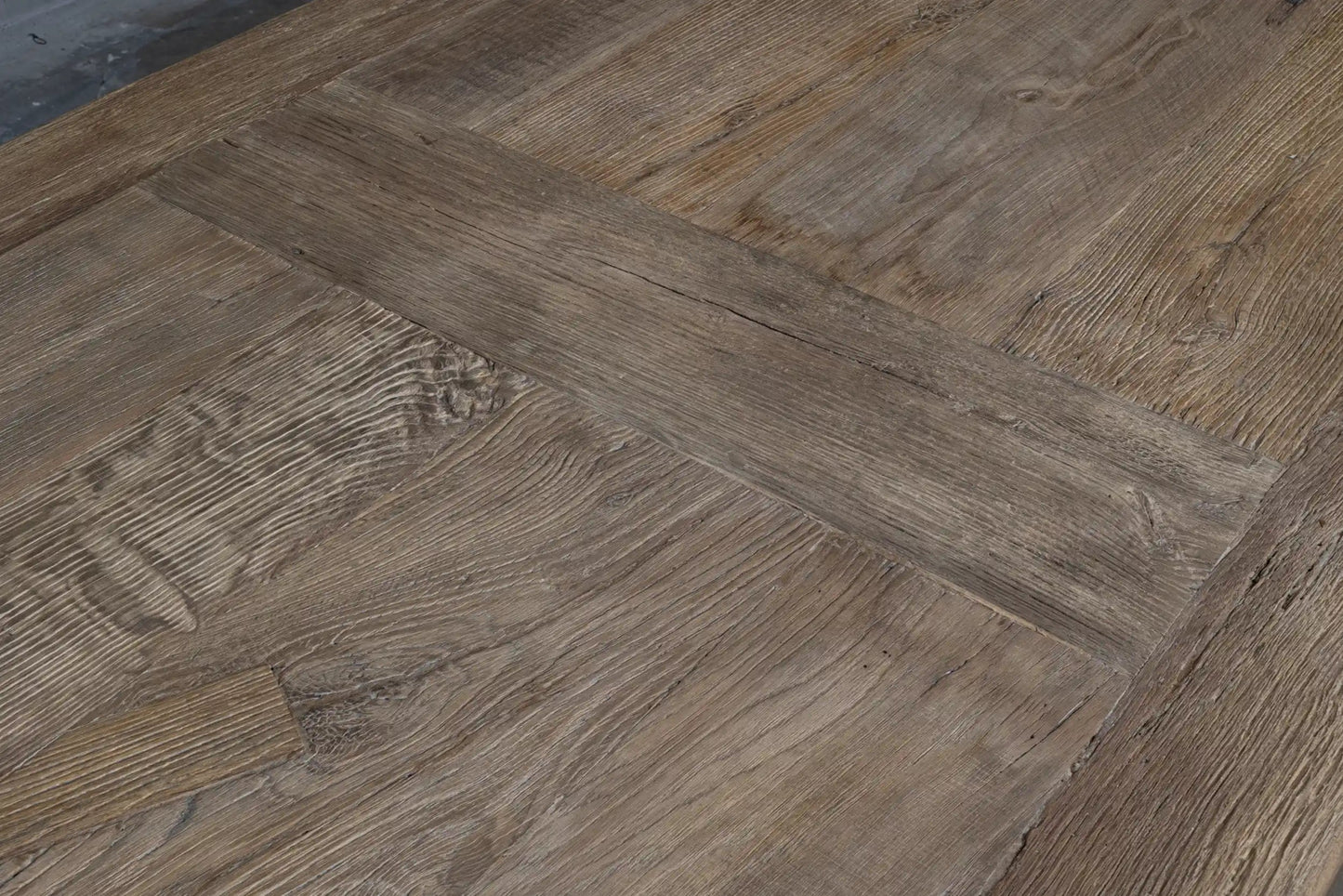 Traverse centrale en métal noir – contraste moderne et rustique