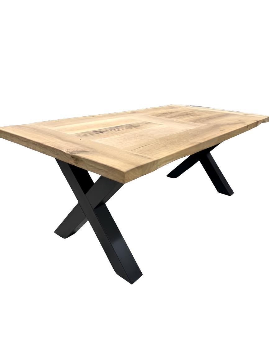 Table de ferme en chêne massif avec pied métal central en X, design moderne et robuste.