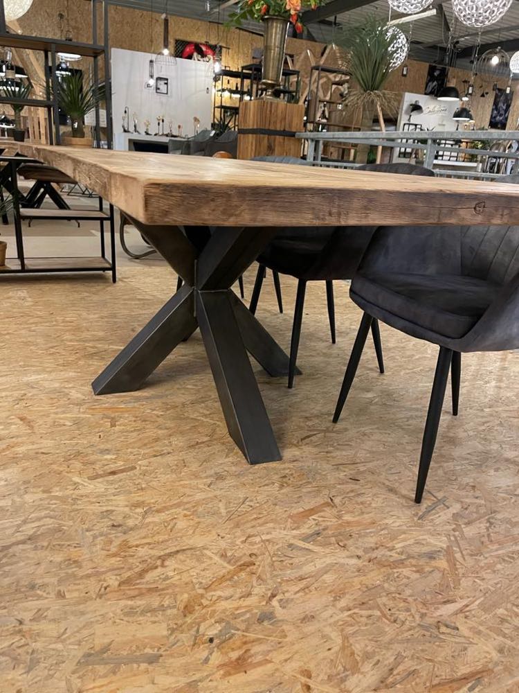 Table de ferme en chêne massif avec pieds métal, fabrication artisanale dans l’atelier Follos Design.