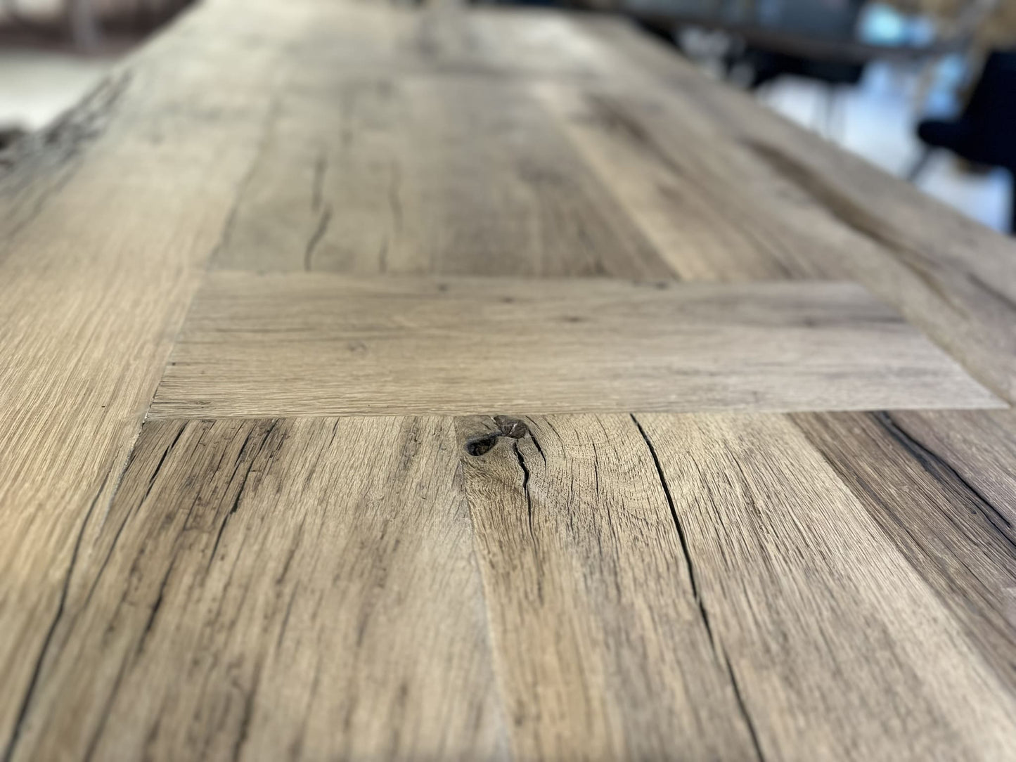 Table de ferme en chêne massif avec pieds métal installée dans un intérieur style loft.