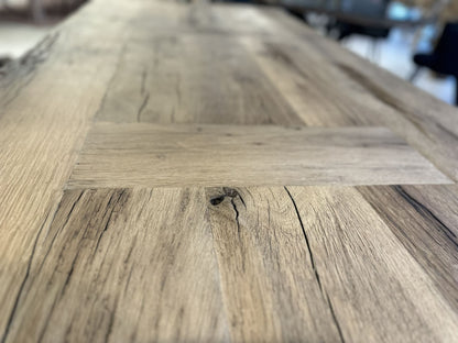 Table de ferme en chêne massif avec pieds métal installée dans un intérieur style loft.