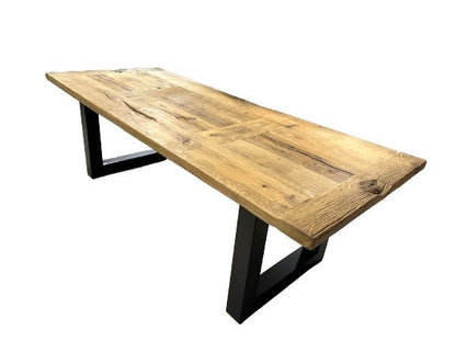 Plateau épais en chêne massif d’une table de ferme, fabrication artisanale sur mesure.