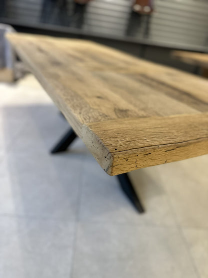Table de ferme en chêne massif avec piètement métal, style industriel chic.