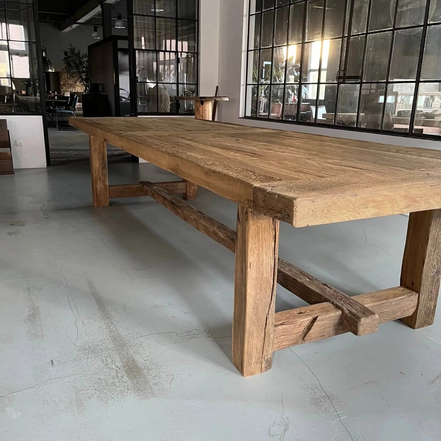 Détails du bois ancien authentique de la table de ferme Kingstone Follos Design.