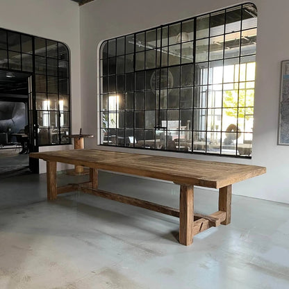 Traverse centrale de la table Kingstone, stabilité et équilibre parfaits.