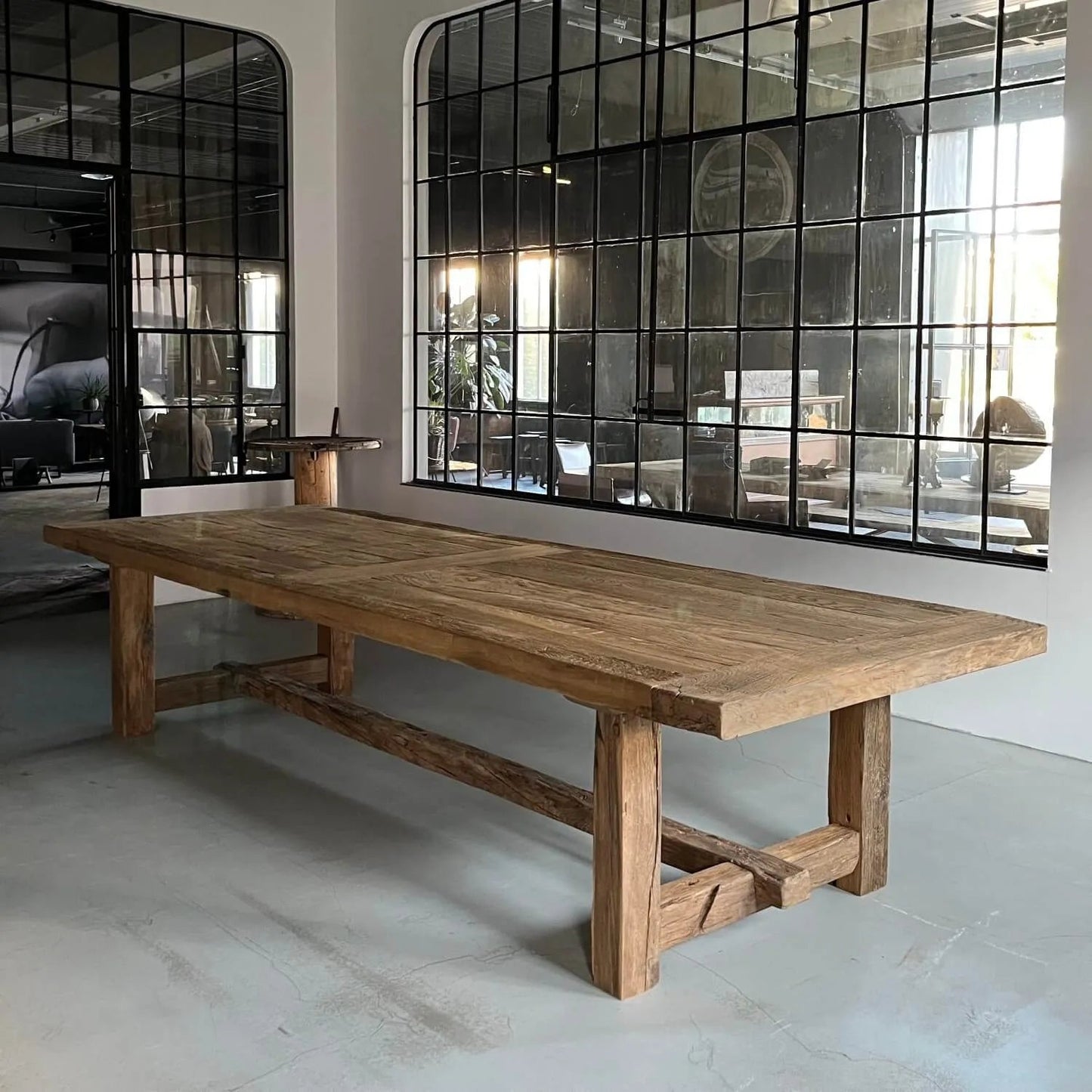 Finition mate artisanale de la table de ferme Kingstone en bois ancien.