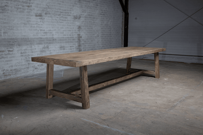 Étape de finition dans l’atelier – Table Founder en bois massif ancien