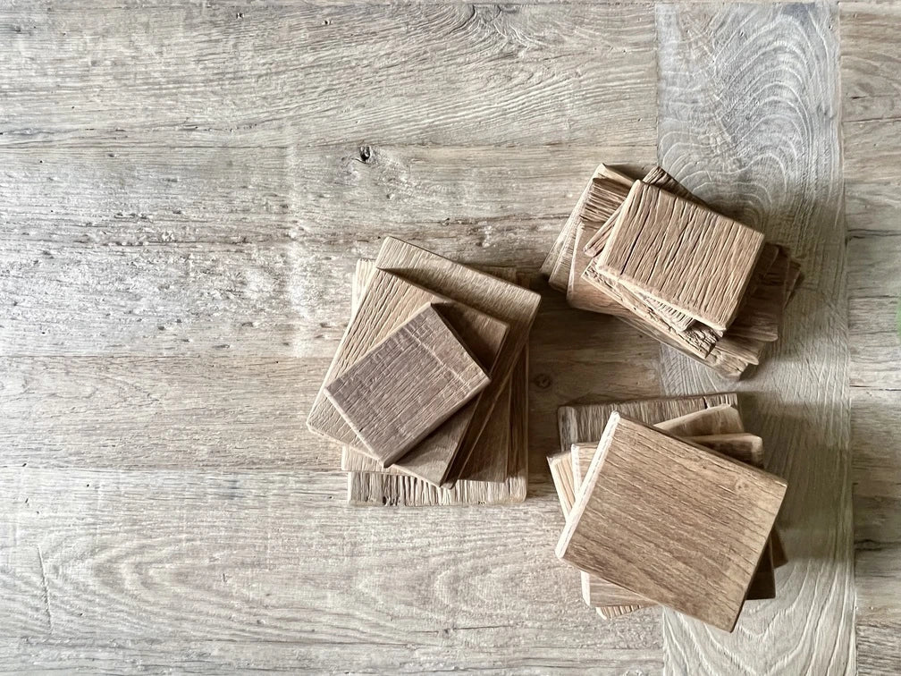 Gros plan sur le bois ancien restauré de la Table Founder