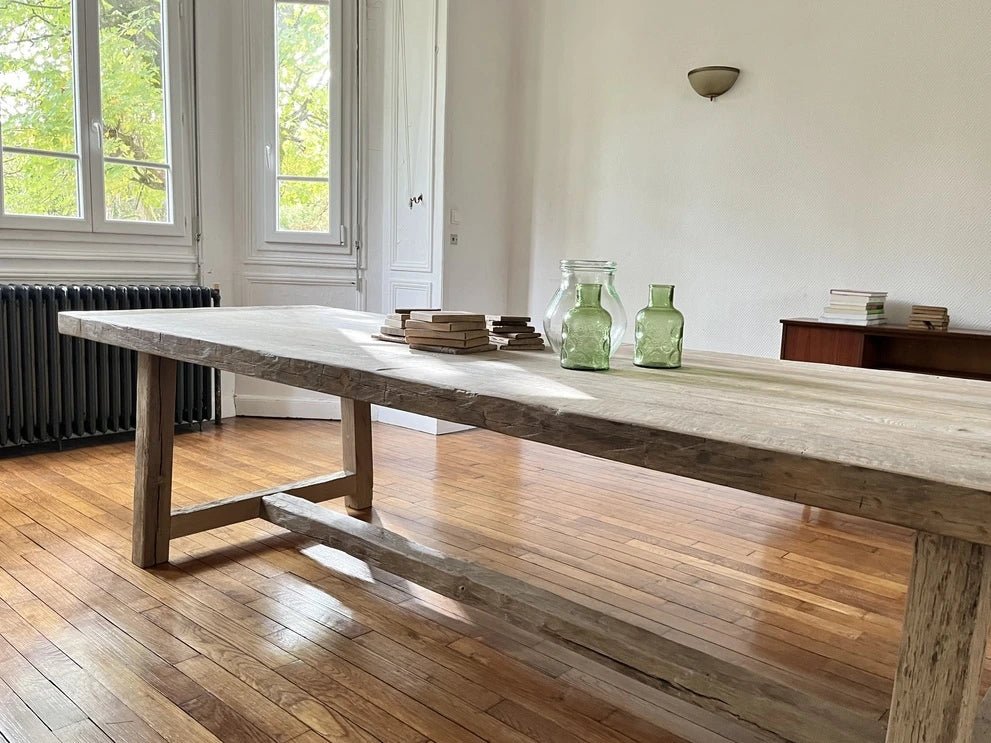 Aspect brut et naturel du plateau de la Table Founder, fabrication artisanale