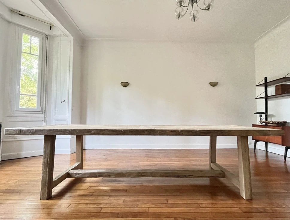Table Founder en bois massif ancien avec plateau patiné et piétement droit