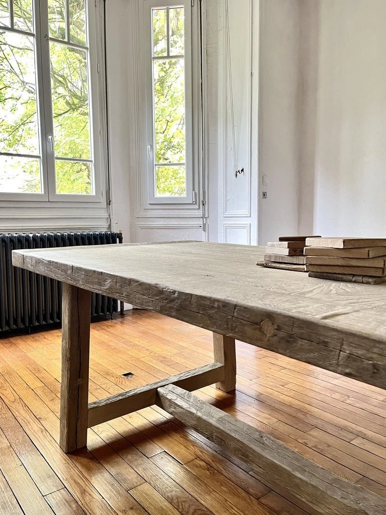 Bois massif ancien sélectionné pour la Table Founder, texture et nuances