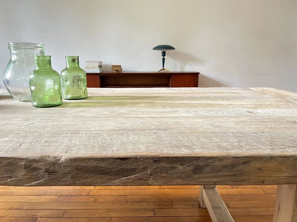 Détail du chant du plateau – finitions douces et arrondies à la main