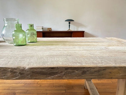 Détail du chant du plateau – finitions douces et arrondies à la main