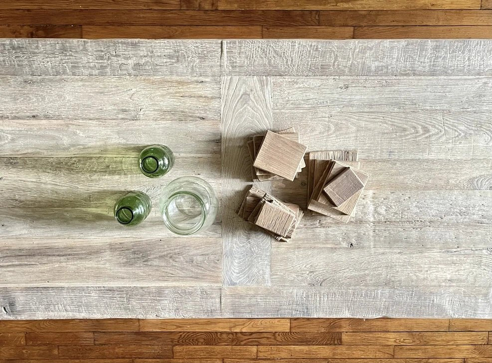 Effet patiné du bois ancien sur la Table Founder – rendu brut et authentique