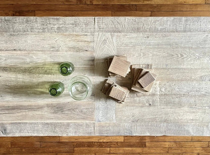 Effet patiné du bois ancien sur la Table Founder – rendu brut et authentique