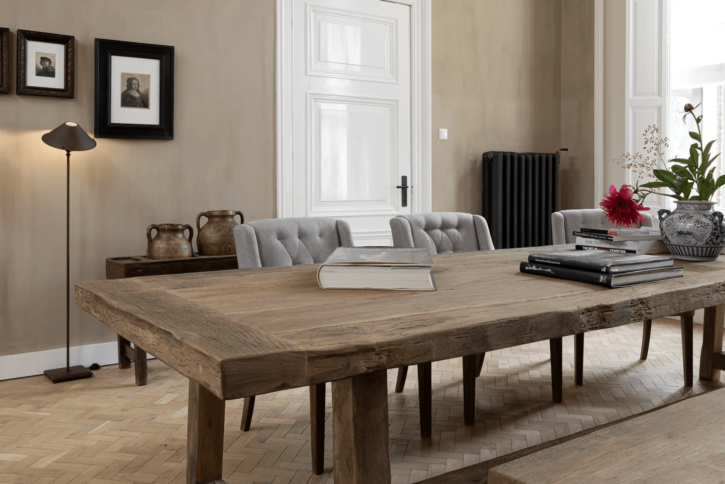 Vue rapprochée du veinage et des nœuds du bois de la Table Founder