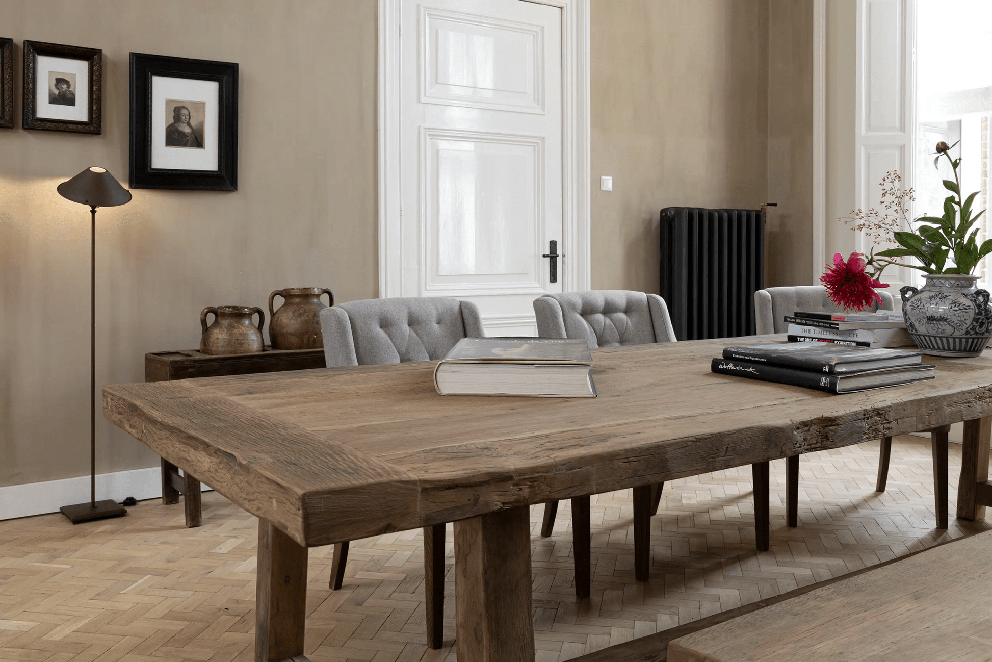 Vue rapprochée du veinage et des nœuds du bois de la Table Founder