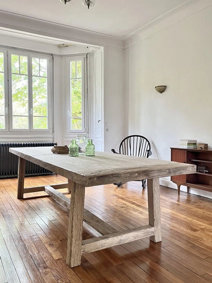 Échantillons de chêne massif ancien posés sur la table Founder, sélection des teintes artisanales.