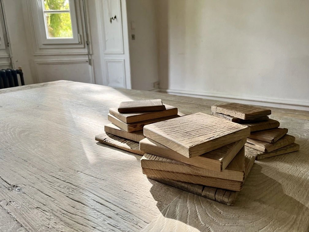 Vue du dessus des échantillons de chêne massif ancien utilisés pour la table Founder.