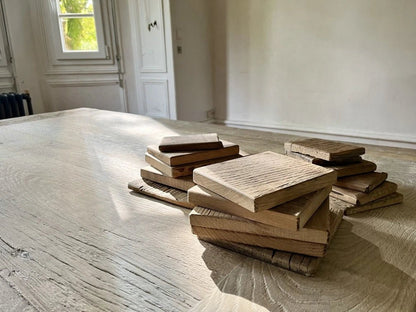 Vue du dessus des échantillons de chêne massif ancien utilisés pour la table Founder.