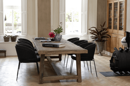 Table Founder installée dans le showroom Follos Design, ambiance chaleureuse