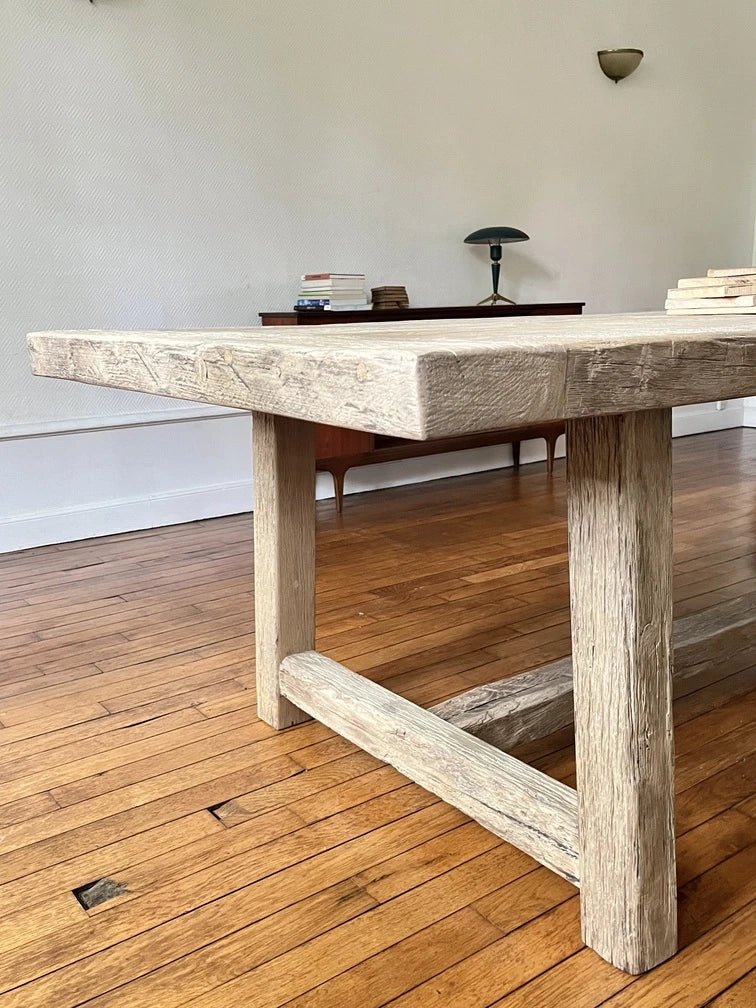 Table Founder en bois massif ancien dans un intérieur au style industriel