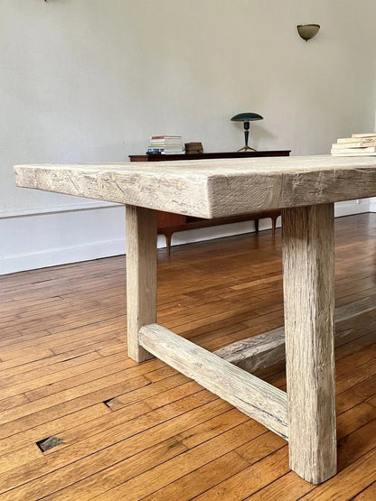 Table Founder en bois massif ancien dans un intérieur au style industriel