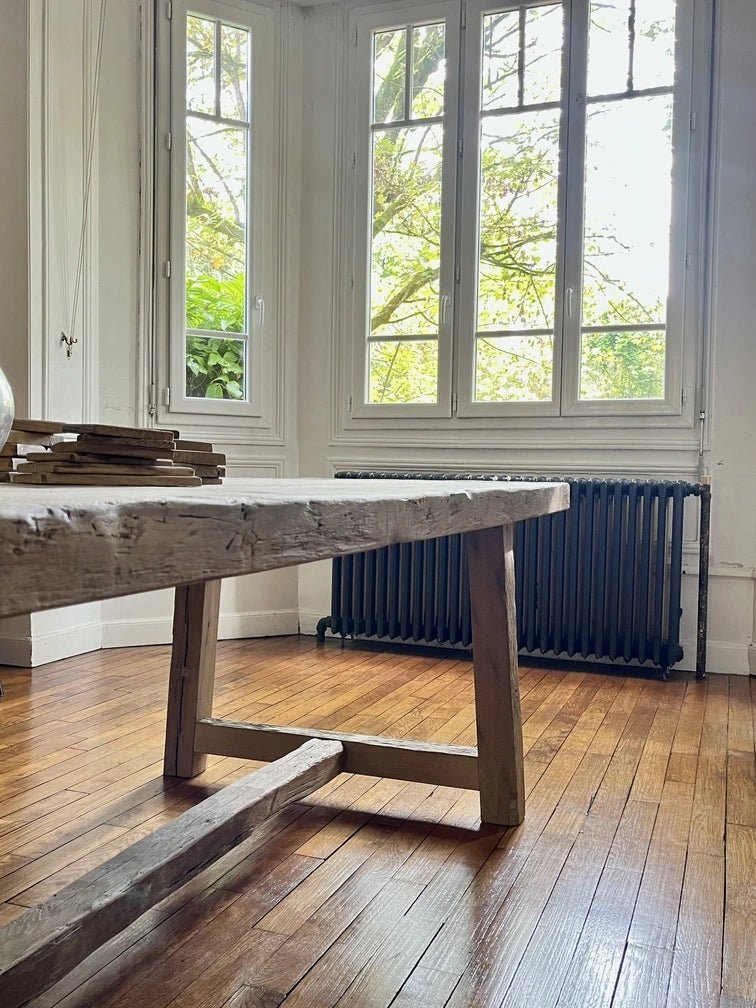 Plateau en chêne massif ancien de la table Founder, finition naturelle claire.