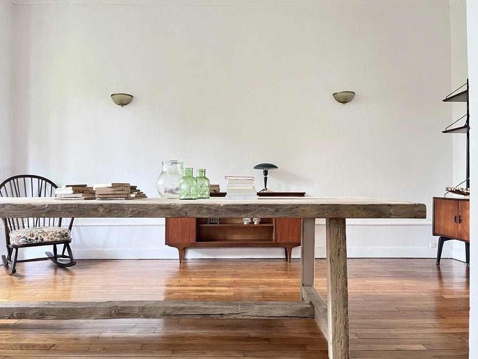 Vue complète du plateau long en chêne massif ancien de la table Founder.