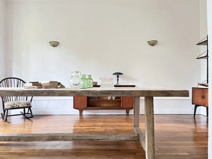 Vue complète du plateau long en chêne massif ancien de la table Founder.