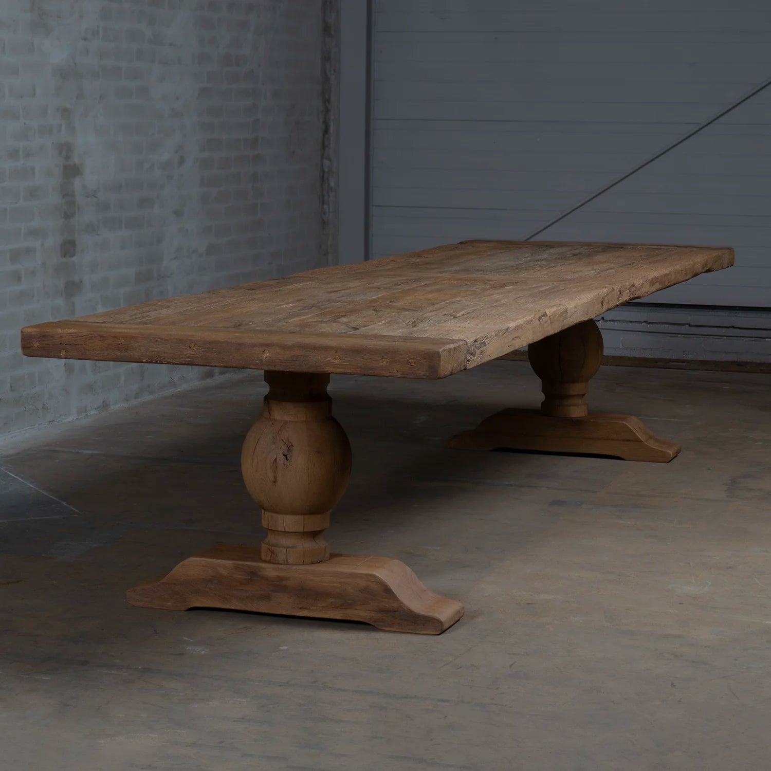 Table bois massif rustique – plateau épais en chêne ancien, finition mate