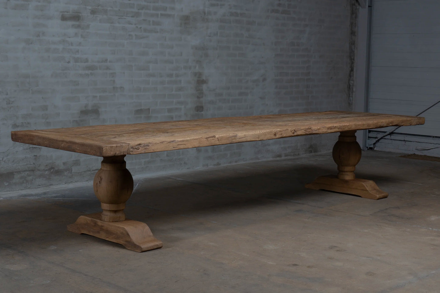 Table chêne massif ancienne – design d’abbaye et fabrication artisanale