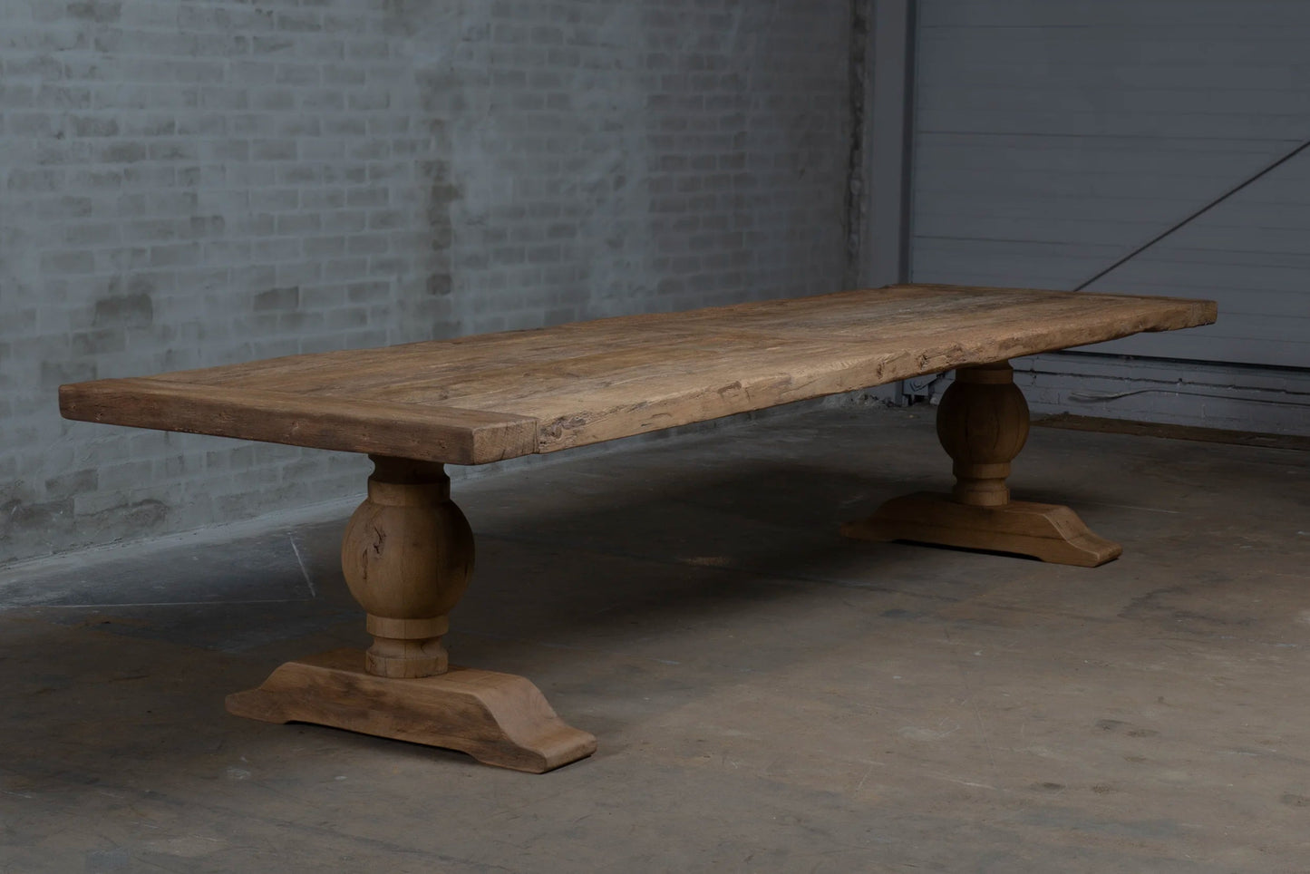 Grande table à manger style monastère – chêne massif patiné et pieds tournés