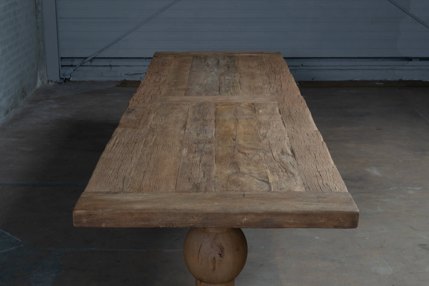 Table de repas longue en bois ancien – style monastère, idéale pour grandes tablées