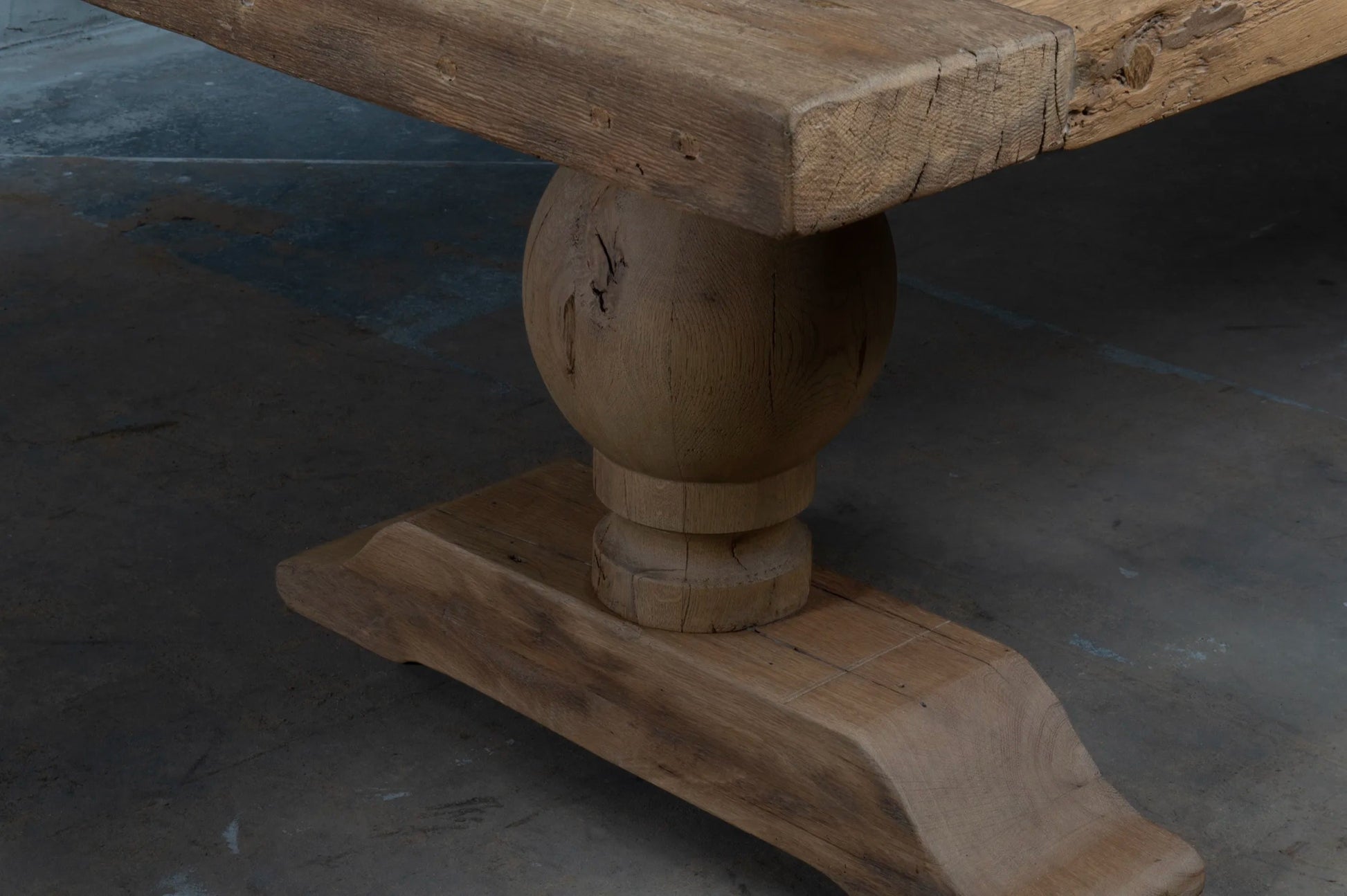 Mobilier de salle à manger monastique – table bois massif au style intemporel