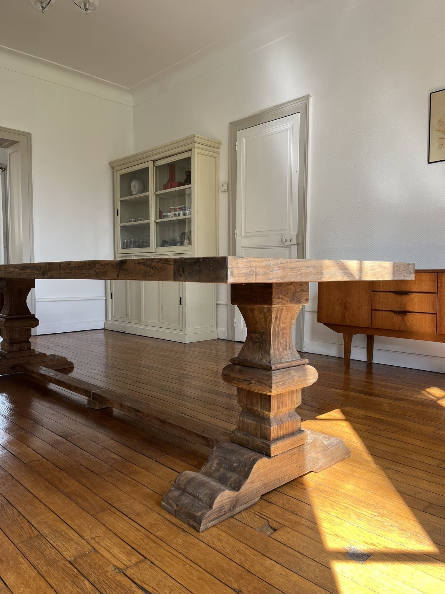 Table Monastère Spirito en bois massif dans une salle à manger lumineuse, pied sculpté et style campagne chic Follos Design.