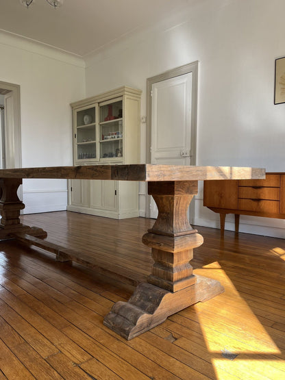 Table Monastère Spirito en bois massif dans une salle à manger lumineuse, pied sculpté et style campagne chic Follos Design.