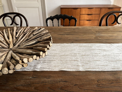 Plateau en bois massif de la table Spirito avec décoration en bois flotté, style rustique et campagne chic.