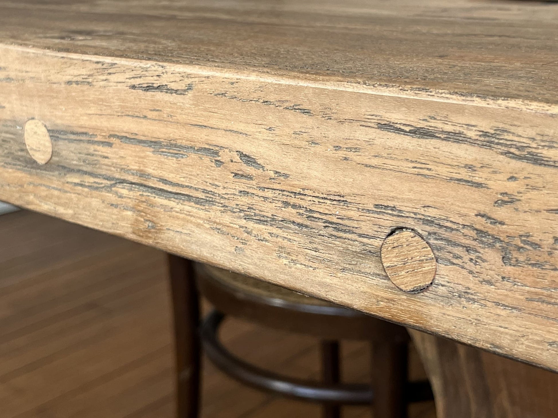 Détail des chevilles en bois massif sur la table Monastère Spirito, finition artisanale et aspect campagne authentique.