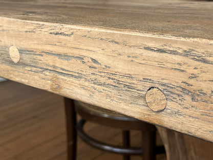 Détail des chevilles en bois massif sur la table Monastère Spirito, finition artisanale et aspect campagne authentique.