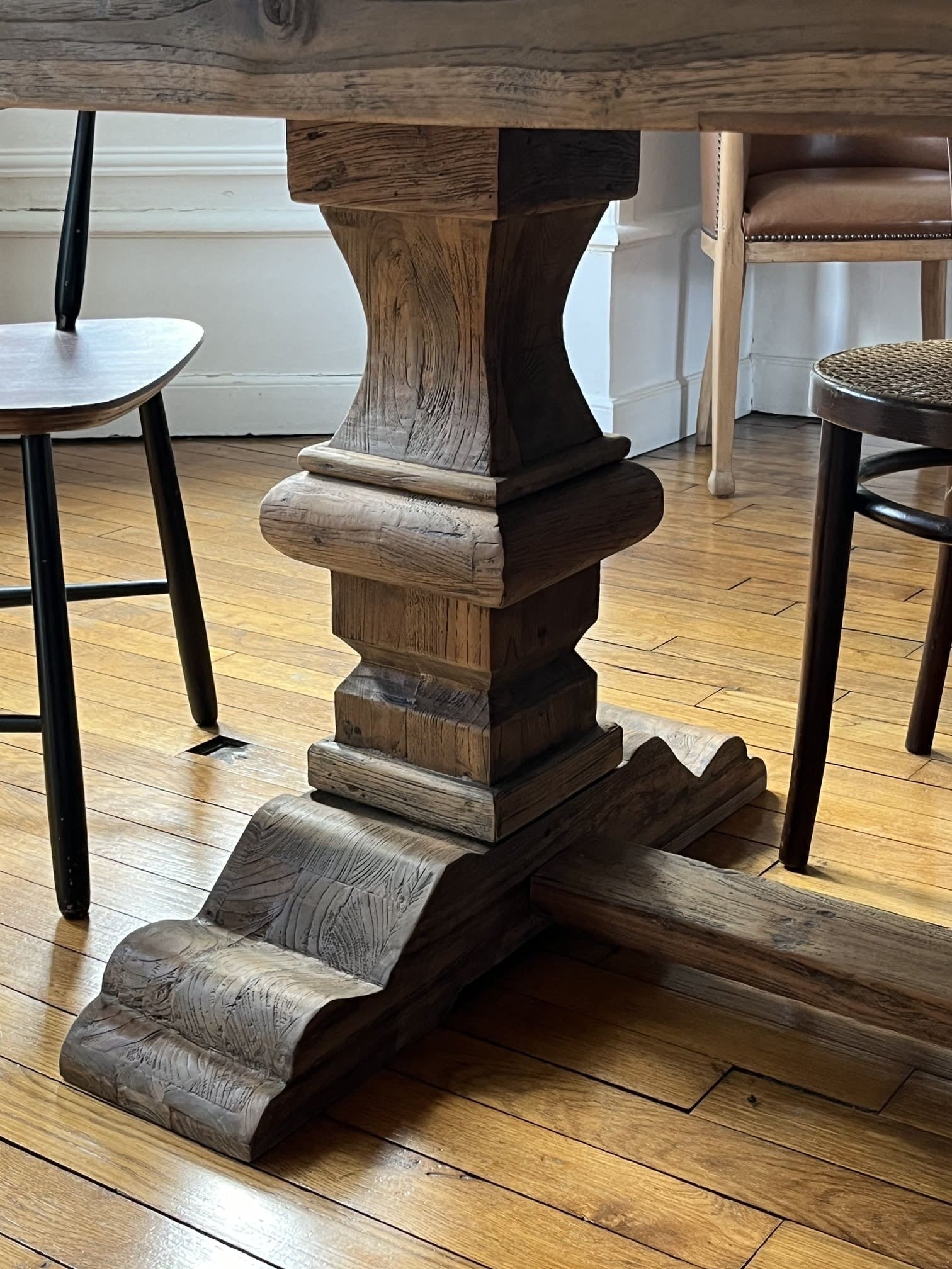 Détail du pied sculpté de la table Monastère Spirito, bois massif ancien et travail artisanal.