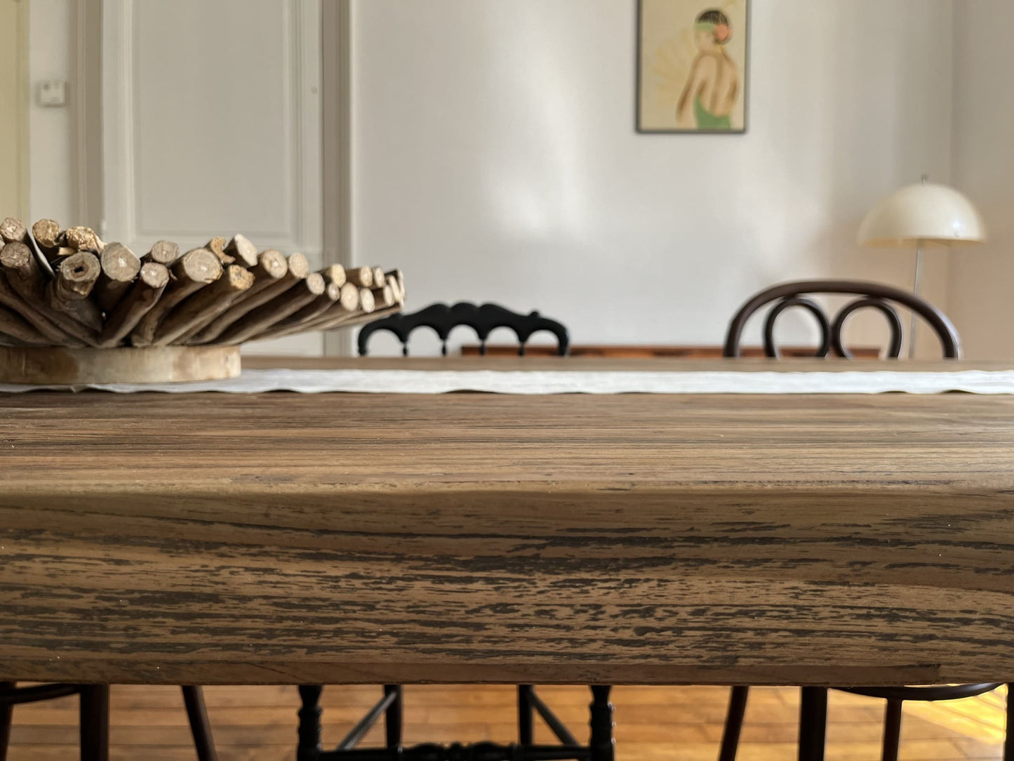 Détail du plateau en bois massif de la table Monastère Spirito, finition artisanale et texture authentique.