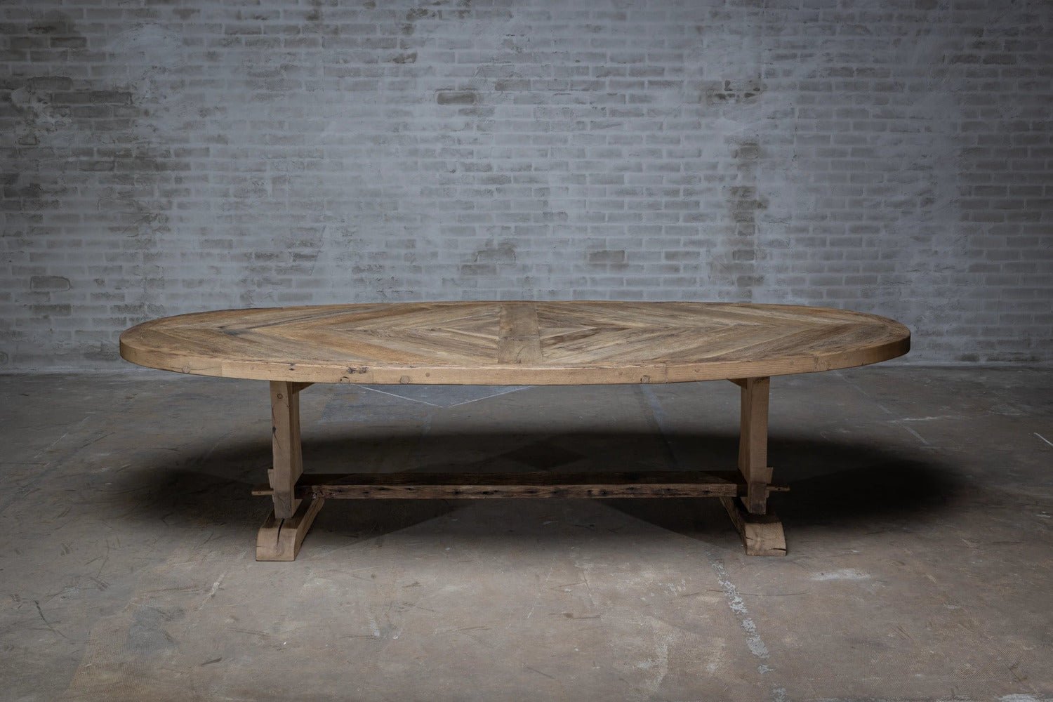 Vue longitudinale de la Table Ovale Diamant en chene ancien massif, pietement artisanal et plateau patine.