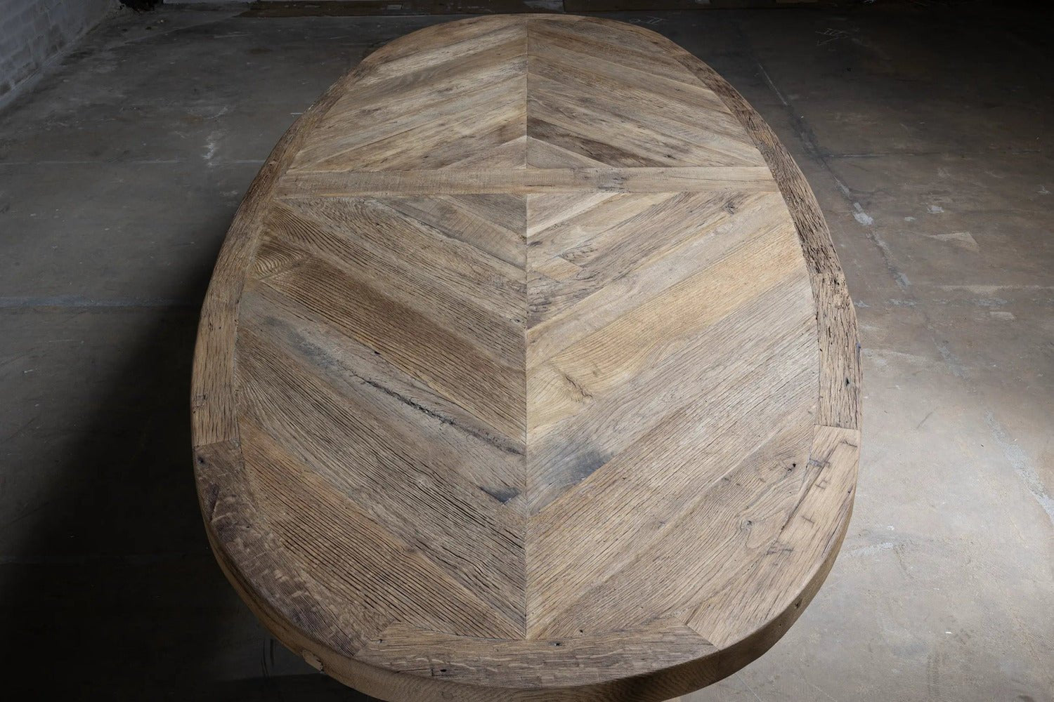 Table Ovale Diamant en chene ancien massif dans un grand salon contemporain, finition naturelle Follos Design.