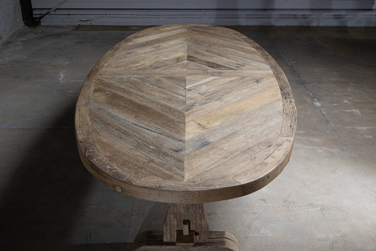 Detail du plateau en chene ancien de la Table Ovale Diamant, texture patinee et veinage naturel.