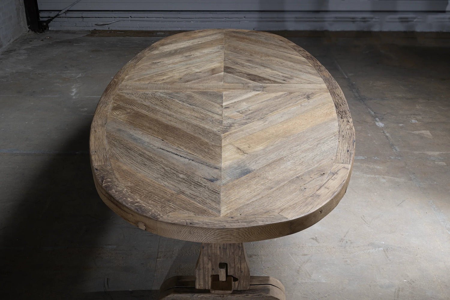 Detail du plateau en chene ancien de la Table Ovale Diamant, texture patinee et veinage naturel.