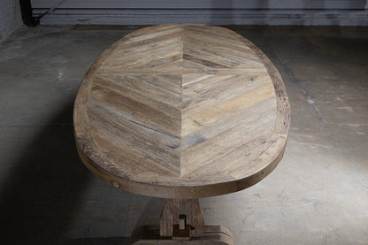 Detail du plateau en chene ancien de la Table Ovale Diamant, texture patinee et veinage naturel.