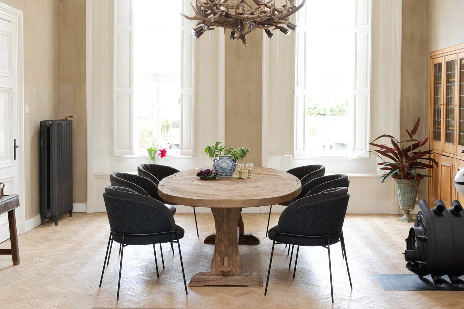 Table Ovale Diamant en chene ancien massif installee dans une salle a manger lumineuse, ambiance campagne chic.